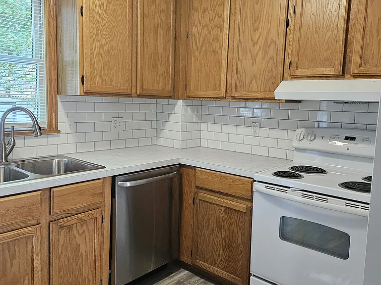 542 Broadway St E — Photo 7