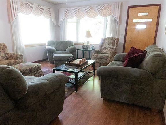 4th image of 27 19th St W