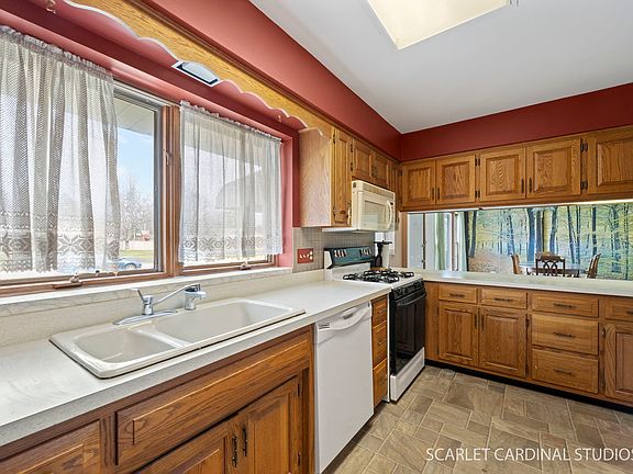 5th image of 139 W Madison St