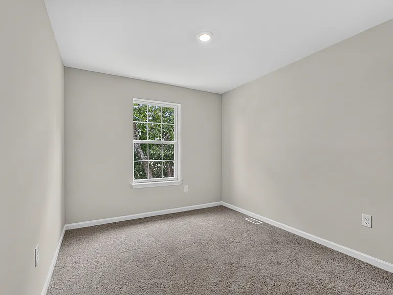 149 Essex Dr — Photo 37