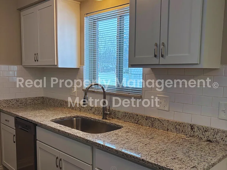 36247 Hathaway St — Photo 6