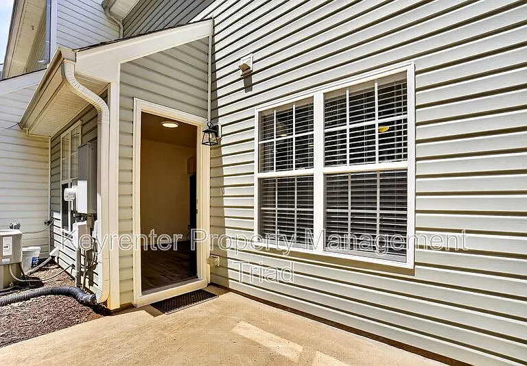 805 Creek Crossing Trl — Photo 21