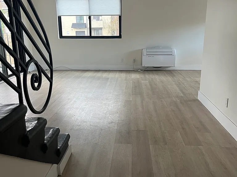 6958 Woodman Ave #6 — Photo 6