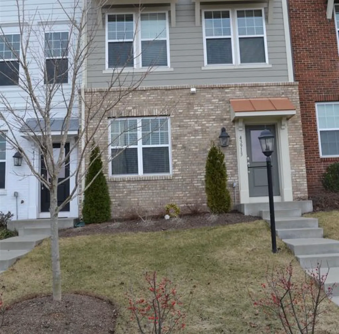 3 bed, 3.5 bath, 2000 sqft, $3,200 — Photo 1