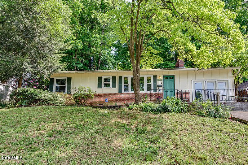 1st image of 2200 Maplewood Dr