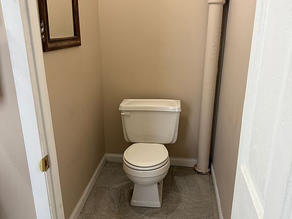 5th image of 215 E Bloomington St