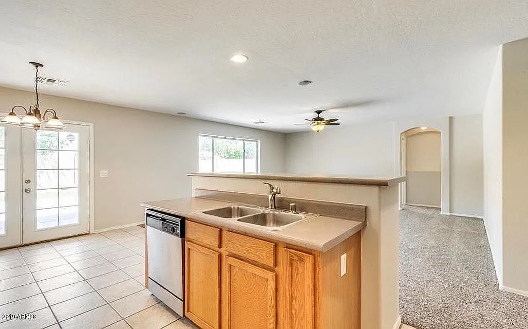 5 bed, 3.0 bath, 2821 sqft, $2,650 — Photo 4