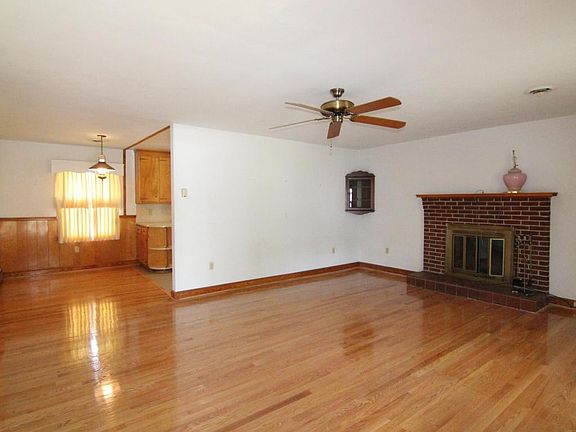 3rd image of 615 Briarwood Dr