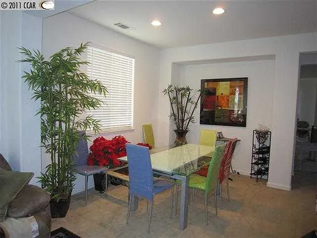 5 bed, 2422 sqft, $3,680 — Photo 4
