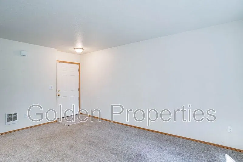 3 bed, 2.0 bath, 1104 sqft, $1,800 — Photo 3