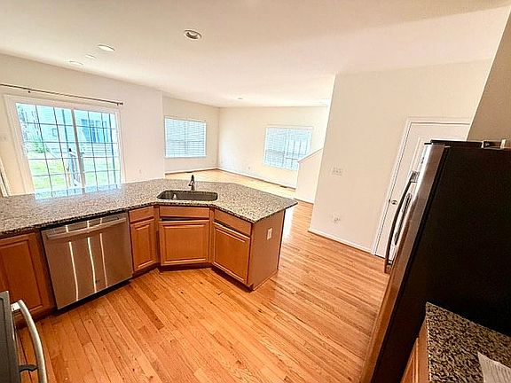 3rd image of 34378 Bronze St