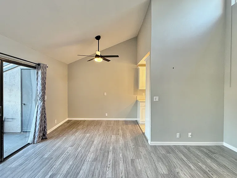 2135 E Valley Pkwy #33 — Photo 12