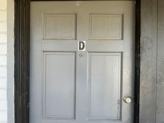 2nd image of 3024 Dennis St #D