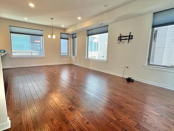 4th image of 2122 Kensington Walk