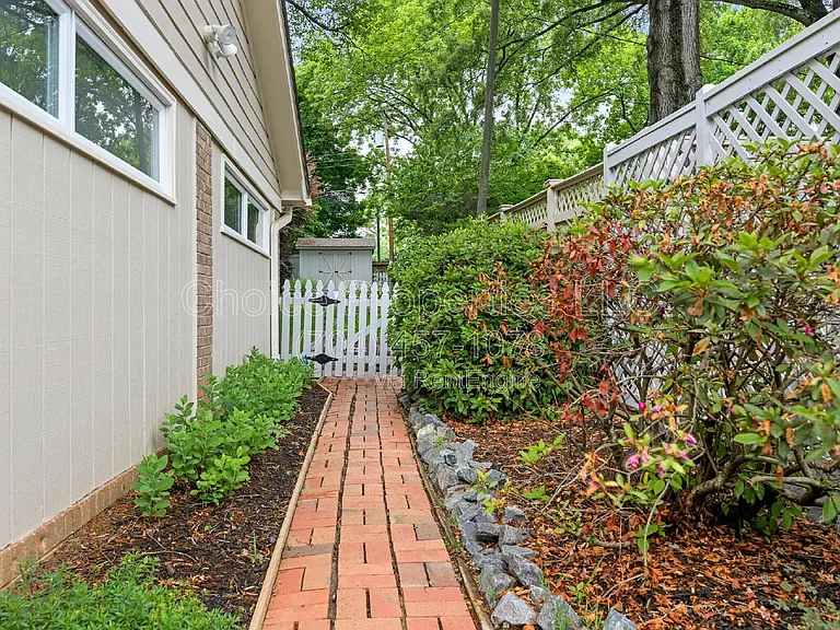 421 Blairmore Dr — Photo 30