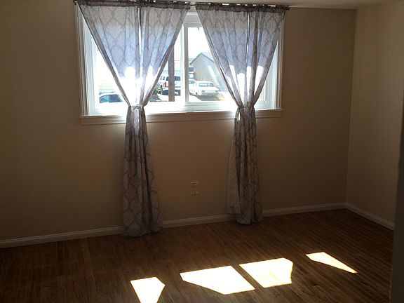 5th image of 3988 Armstrong St