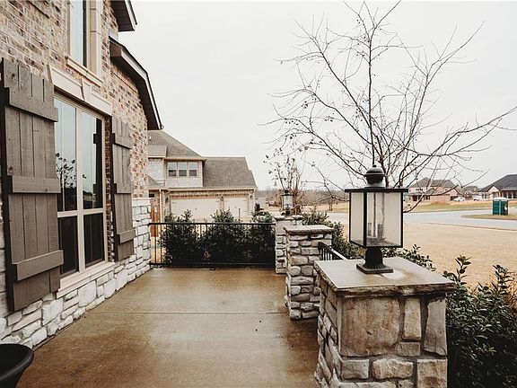 5th image of 301 Torrance Cir