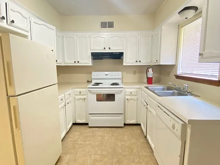 3023 Toulon Dr — Photo 8