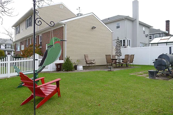 Sold by Robin Shapiro, LREB | media 7