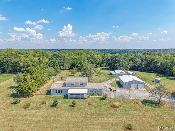 370 Hall Ln, Sorento, IL 62086