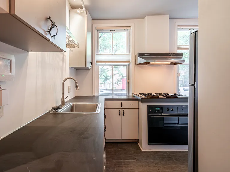 2228 Pine St — Photo 2
