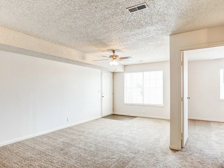 2420 Greenbriar Dr — Photo 17