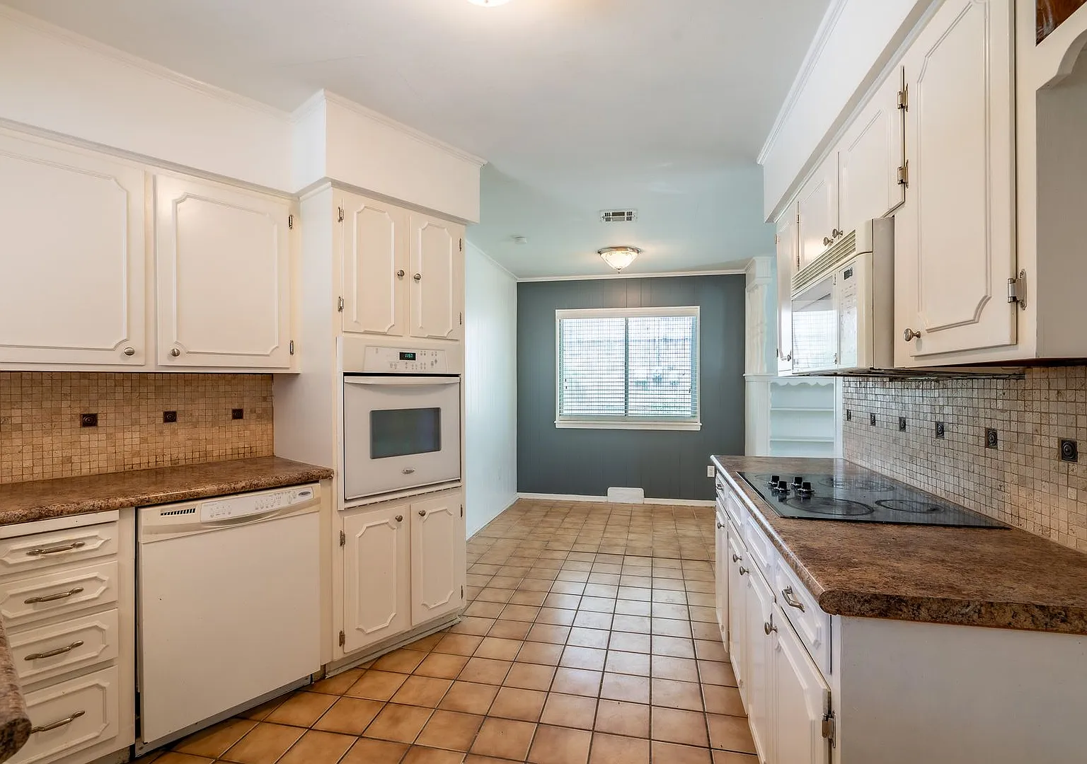 9041 E 33rd St, Tulsa, OK 74145 - 3 Bed/2 Bath | Small Pets Welcome — Photo 3