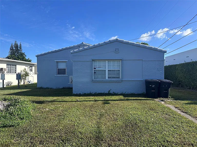 2125 Bay Dr #C — Photo 1
