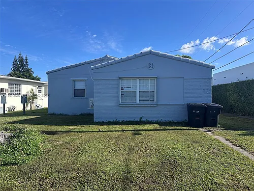 2125 Bay Dr #C Photo 1
