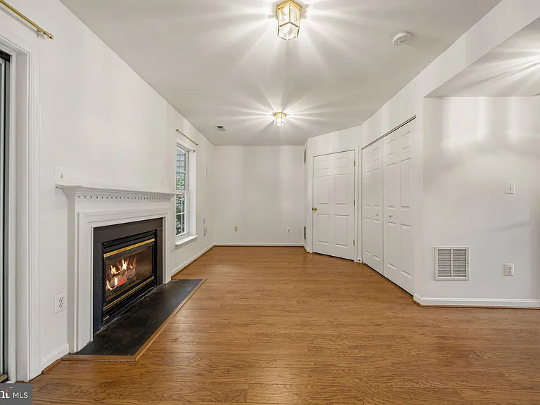 25251 Dunvegan Sq — Photo 4