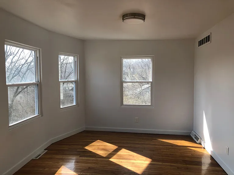 4334 Wayne Ave — Photo 4