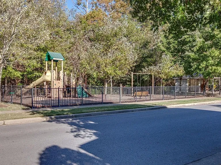 904 Tote Ln — Photo 14