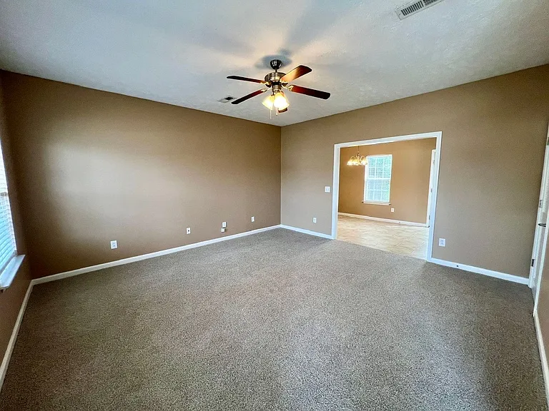 453 Drexel Ct — Photo 3