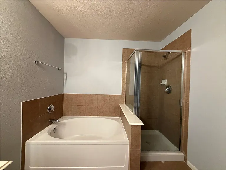 8023 Clover Leaf Dr — Photo 21