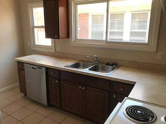 4th image of 946 Beaconsfield Ave
