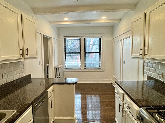 3rd image of 1007 W Oakdale Ave APT 2