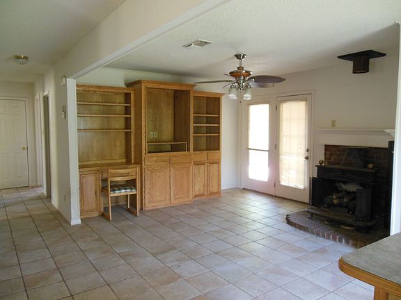 Living room w/fireplace
