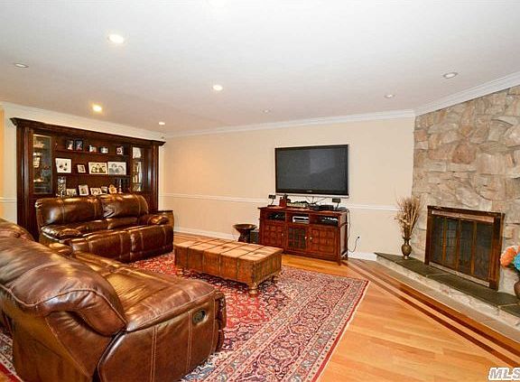 2nd image of 43 Windsor Gate Dr