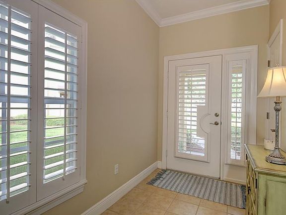4th image of 190 Valencia Cir