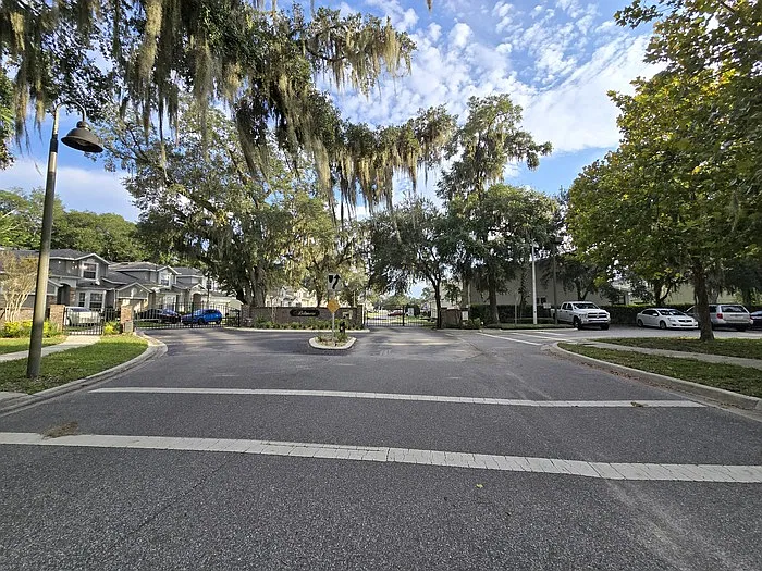 3 bed, 2.5 bath, 2006 sqft, $2,350 — Photo 2