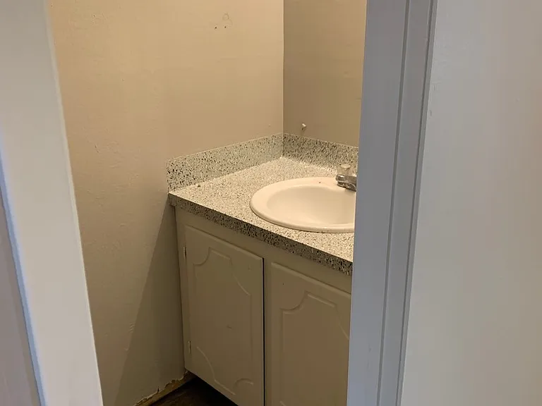 906 Harris St — Photo 4