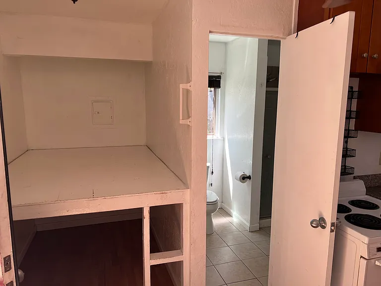 1572 Beaver St #B — Photo 3