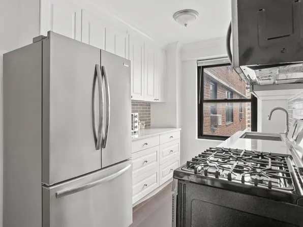 266 East Broadway image 4 of 11