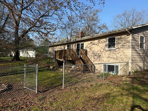 4th image of 1980 Lake Breeze Dr