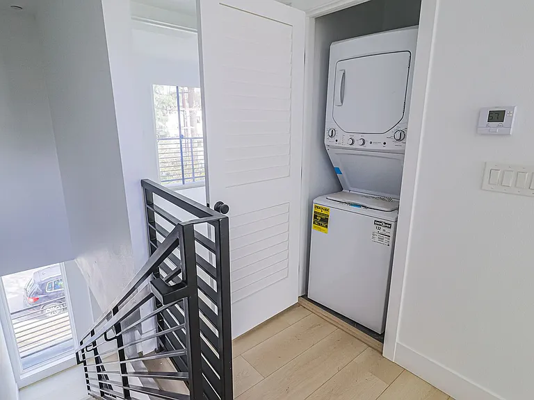New Construction Luxury 4 Bed Townhomes With Roof Decks — Photo 30