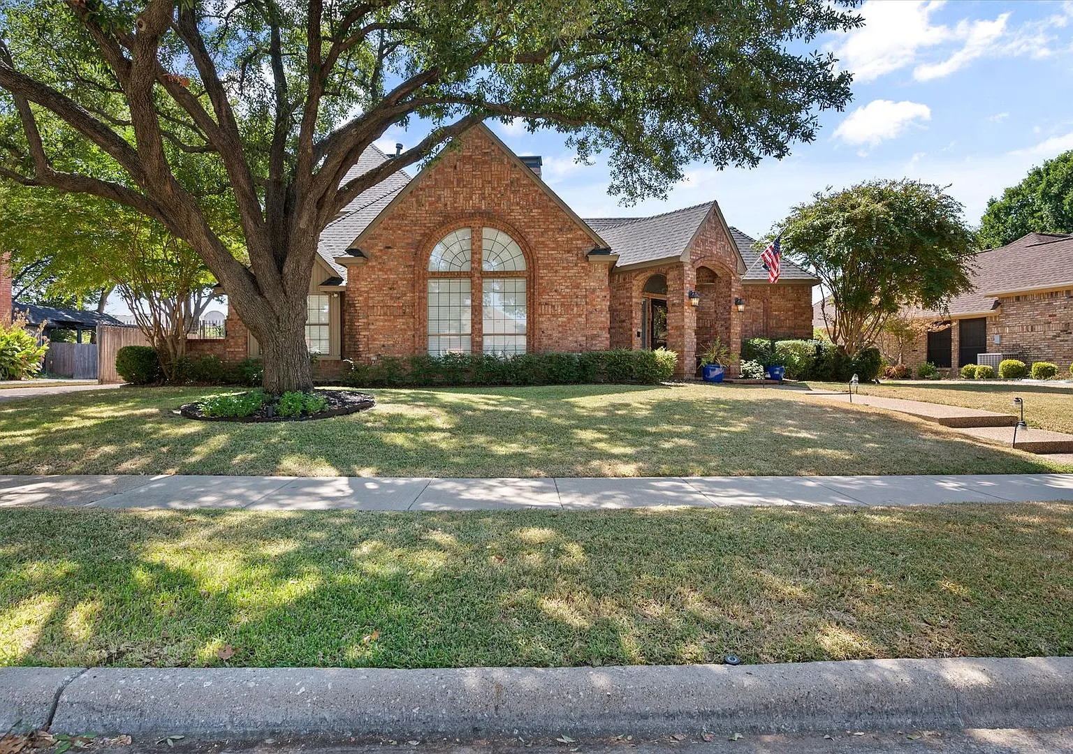 Gorgeous Grand Prairie Pool Home — Photo 4