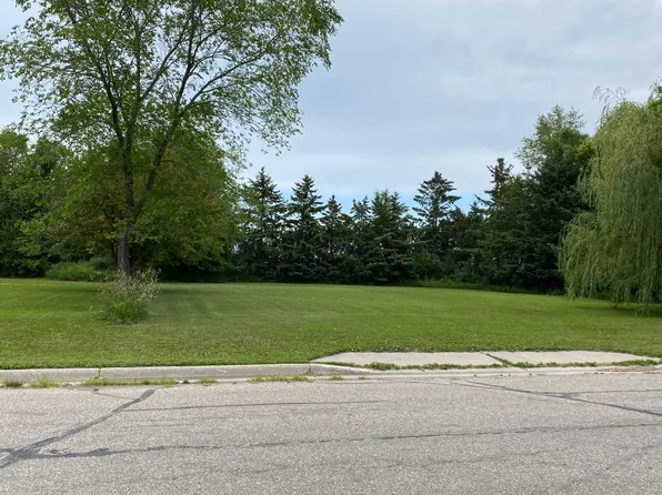 1605 Cardinal Dr N, Thief River Falls, MN 56701