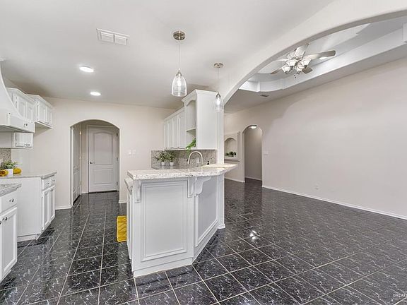 5th image of 4207 Hill Crest Dr