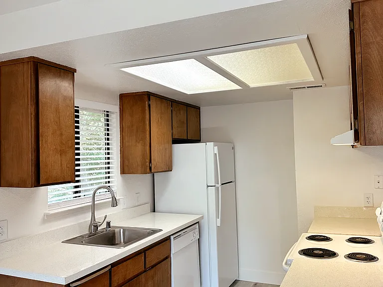 Cameo Village Apartments — Photo 32