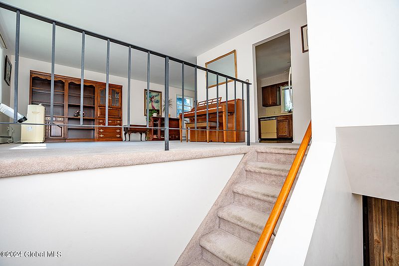 4th image of 17 Oliver Avenue